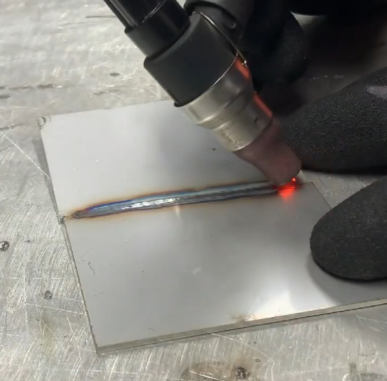 不銹鋼薄板拉焊焊斑清洗演示視頻